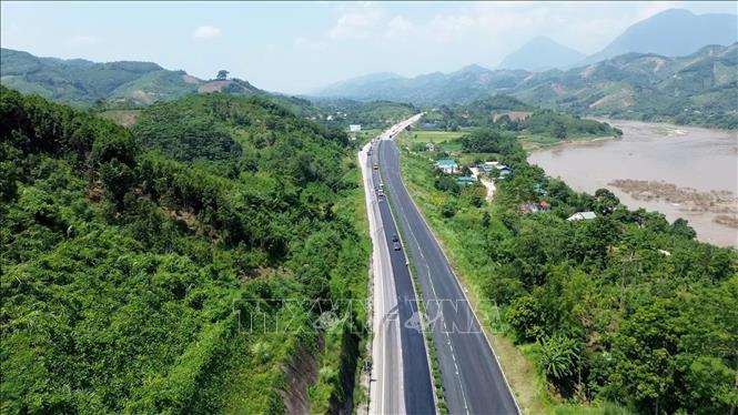 Dự án mở rộng đoạn Yên Bái - Lào Cai thuộc tuyến cao tốc Nội Bài - Lào Cai có tổng mức đầu tư gần 7.700 tỷ đồng, do Tổng công ty Đầu tư phát triển đường cao tốc Việt Nam (VEC) làm chủ đầu tư. Ảnh: Tuấn Anh - TTXVN 