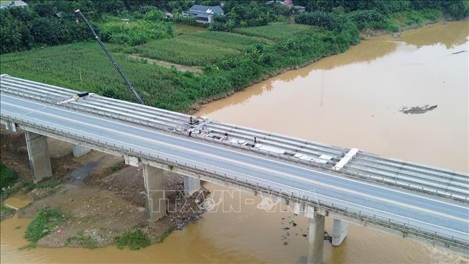 Cầu Suối Thia thuộc Dự án mở rộng cao tốc Nội Bài - Lào Cai đoạn Yên Bái - Lào Cai đang dần được hoàn thiện. Ảnh: Tuấn Anh - TTXVN