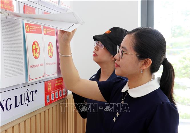 Người dân đến Trung tâm Phục vụ hành chính công phường Cam Ranh tìm hiểu các thủ tục hành chính được công khai tại trung tâm. Ảnh: Công Thử - TTXVN
