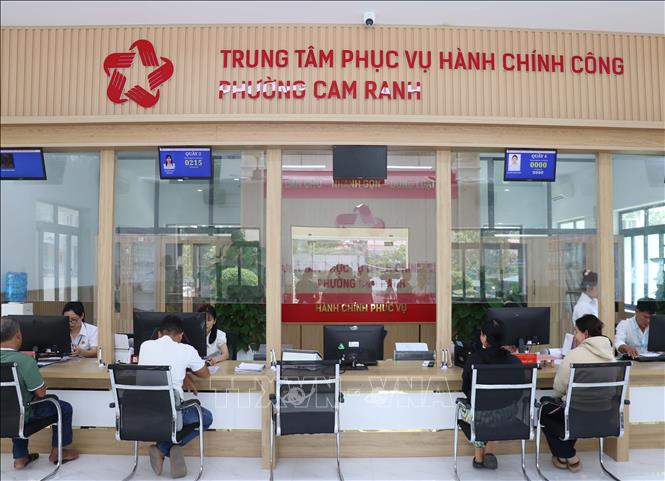 Trung tâm Phục vụ hành chính công phường Cam Ranh trang bị đầy đủ công nghệ hiện đại phục vụ giải quyết các thủ tục hành chính. Ảnh: Công Thử - TTXVN