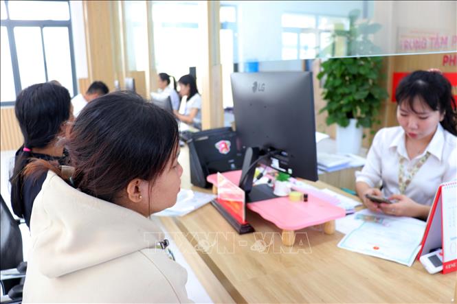 Cán bộ Trung tâm Phục vụ hành chính công phường Cam Ranh xử lý thủ tục hộ tịch cho người dân. Ảnh: Công Thử - TTXVN