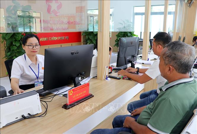 Người dân đến Trung tâm Phục vụ hành chính công phường Cam Ranh để giải quyết các thủ tục hành chính. Ảnh: Công Thử - TTXVN
