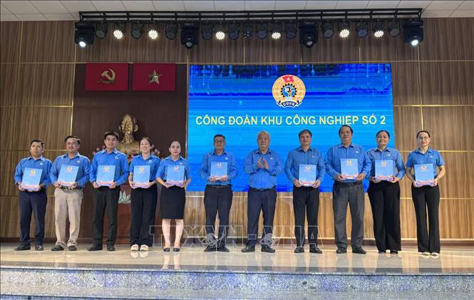 Ông Võ Khắc Thái, Phó Chủ tịch Thường trực Liên đoàn Lao động Thành phố Hồ Chí Minh trao quyết định thành lập Công đoàn Khu công nghiệp số 2. Ảnh: Thanh Vũ – TTXVN