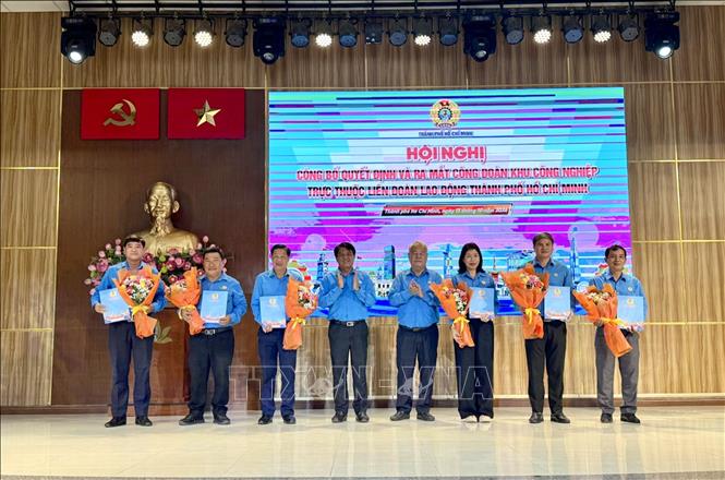 Trao quyết định thành lập Công đoàn Khu công nghiệp số 1, 2, 3, 4, 5 và 6. Ảnh: Thanh Vũ - TTXVN
