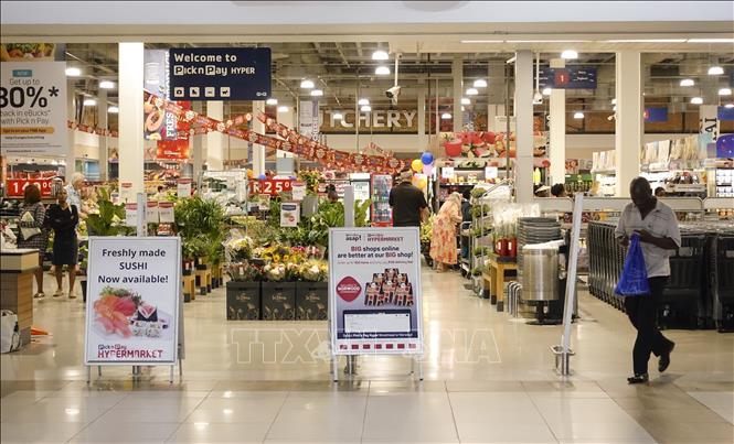 Người dân mua sắm tại siêu thị ở Johannesburg, Nam Phi. Ảnh: THX/TTXVN phát