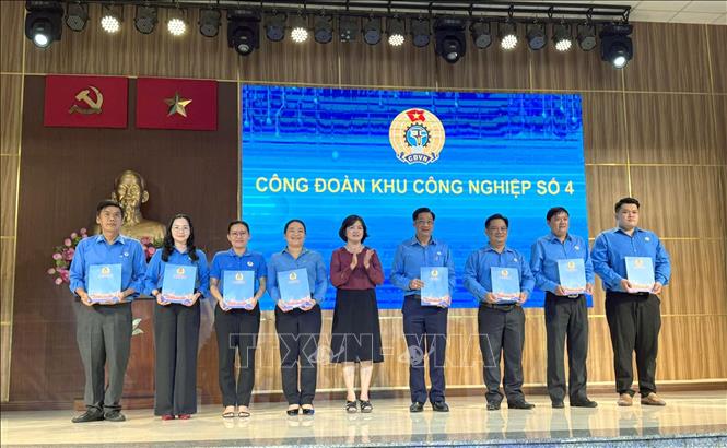 Lãnh đạo Ban Quản lý các Khu chế xuất và Công nghiệp TP. Hồ Chí Minh trao quyết định thành lập Công đoàn Khu công nghiệp số 4. Ảnh: Thanh Vũ – TTXVN
