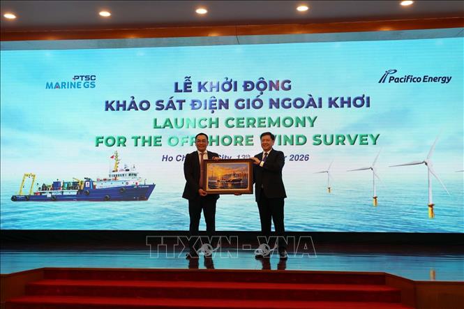 Lãnh đạo Công ty TNHH Pacifico Energy Việt Nam và Chi nhánh Dịch vụ Tàu và Khảo sát PTSC (PTSC Marine GS) tặng quà lưu niệm tại buổi lễ. Ảnh: Đoàn Mạnh Dương - TTXVN