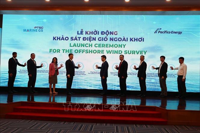 Các đại biểu nhấn nút khởi động hoạt động khảo sát. Ảnh: Đoàn Mạnh Dương - TTXVN