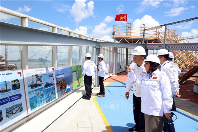 Các đại biểu tham quan, khảo sát thực tế, nghe giới thiệu tại công trường PTSC. Ảnh: Đoàn Mạnh Dương - TTXVN