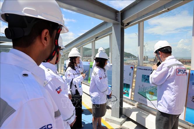 Các đại biểu tham quan, khảo sát thực tế, nghe giới thiệu tại công trường PTSC. Ảnh: Đoàn Mạnh Dương - TTXVN