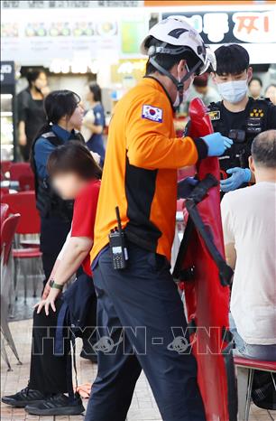 Lực lượng cứu hộ sơ cứu cho nạn nhân bị thương trong vụ đâm dao tại trung tâm thương mại ở Incheon, Hàn Quốc, ngày 13/10/2026. Ảnh: Yonhap/TTXVN phát
