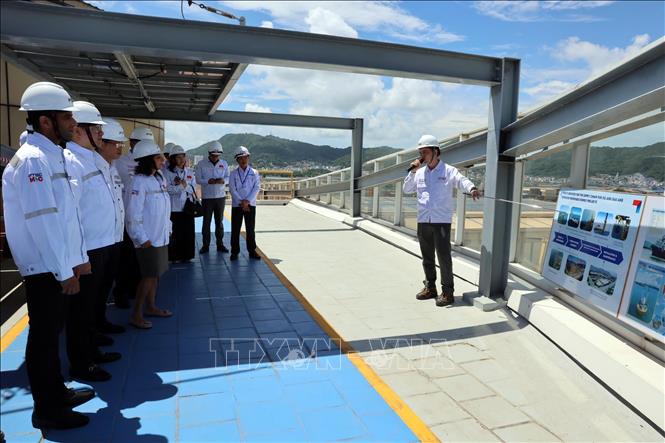 Các đại biểu tham quan, khảo sát thực tế, nghe giới thiệu tại công trường PTSC. Ảnh: Đoàn Mạnh Dương - TTXVN