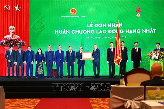 Sáng 12/11/2025, tại Hà Nội, nhân dịp kỷ niệm 80 năm ngành Nông nghiệp - Môi trường và Đại hội thi đua yêu nước lần thứ nhất, Tổng Bí thư Tô Lâm đã thay mặt Đảng và Nhà nước trao tặng Huân chương Lao động hạng Nhất cho Bộ Nông nghiệp và Môi trường. Ảnh: Thống Nhất - TTXVN