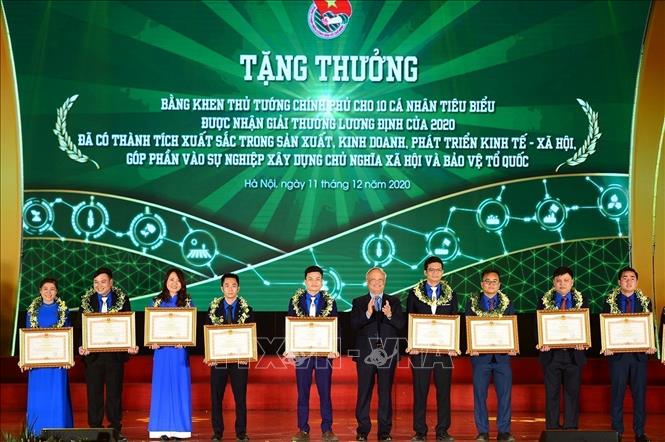 Phó Chủ tịch Quốc hội Uông Chu Lưu trao Bằng khen của Thủ tướng Chính phủ tặng 10 cá nhân tiêu biểu được nhận Giải thưởng Lương Định Của năm 2020. Ảnh: Văn Điệp - TTXVN