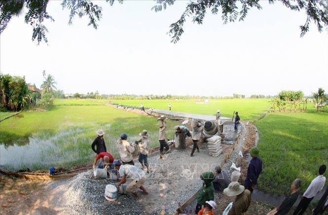 Đường giao thông nội đồng được chính quyền địa phương xã Hòa Phú, huyện Châu Thành triển khai thực hiện tích cực theo tiêu chí xây dựng nông thôn mới (2015). Ảnh: Đình Huệ - TTXVN 