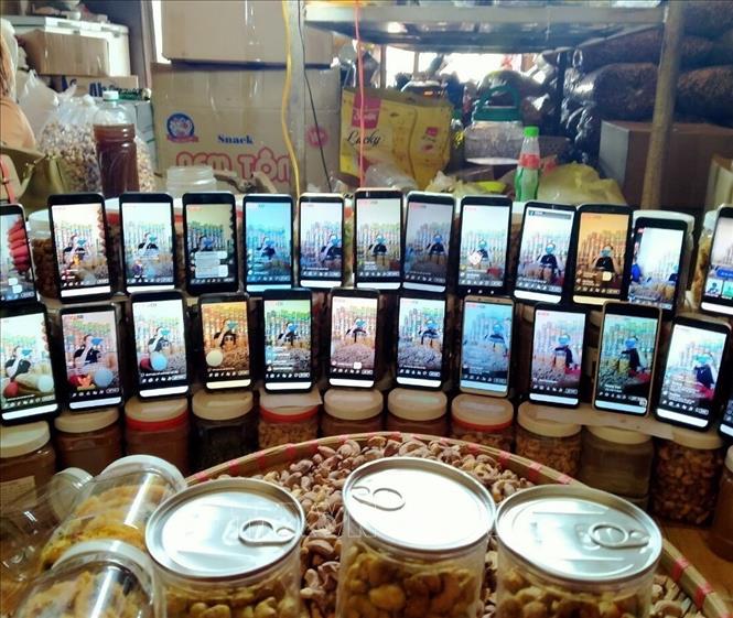 Nhằm giúp nông dân địa phương tìm đầu ra cho sản phẩm, hơn 300 hội viên Hội phụ nữ trong xã Đường 10, huyện Bù Đăng (Bình Phước) đã sáng kiến sử dụng internet để giới thiệu đặc sản nông sản địa phương đến với mọi miền Tổ quốc. Ảnh: Sỹ Tuyên - TTXVN