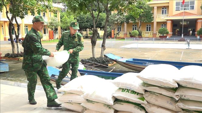 Lực lượng Bộ đội Biên phòng Đồng Tháp thu giữ những bao đường cát vận chuyển trái phép qua biên giới. Ảnh: TTXVN phát