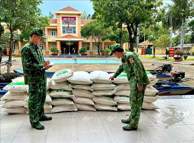 Lực lượng Bộ đội Biên phòng Đồng Tháp kiểm đếm số tang vật bị thu giữ. Ảnh: TTXVN phát