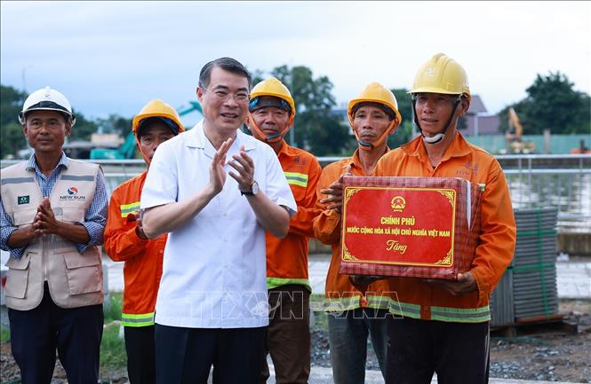 Thủ tướng Lê Minh Hưng tặng quà đơn vụ thi công Dự án xây dựng hạ tầng và cải tạo môi trường kênh Tham Lương - Bến Cát - Rạch Nước Lên, tại phường An Nhơn. Ảnh: Dương Giang – TTXVN 