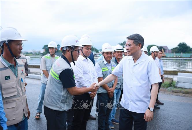 Thủ tướng Lê Minh Hưng với công nhân, kĩ sư thi công Dự án xây dựng hạ tầng và cải tạo môi trường kênh Tham Lương - Bến Cát - Rạch Nước Lên, tại phường An Nhơn. Ảnh: Dương Giang – TTXVN 