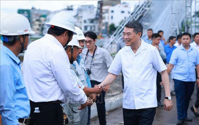 Thủ tướng Lê Minh Hưng với công nhân, kĩ sư thi công Dự án xây dựng hạ tầng và cải tạo môi trường kênh Tham Lương - Bến Cát - Rạch Nước Lên, tại phường An Nhơn. Ảnh: Dương Giang – TTXVN 