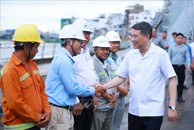 Thủ tướng Lê Minh Hưng với công nhân, kĩ sư thi công Dự án xây dựng hạ tầng và cải tạo môi trường kênh Tham Lương - Bến Cát - Rạch Nước Lên, tại phường An Nhơn. Ảnh: Dương Giang – TTXVN 