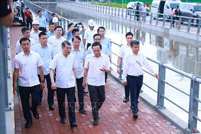 Thủ tướng Lê Minh Hưng kiểm tra Dự án chống ngập do triều cường khu vực TP Hồ Chí Minh có xét tới biến đổi khí hậu, tại phường Xóm Chiếu. Ảnh: Dương Giang – TTXVN 