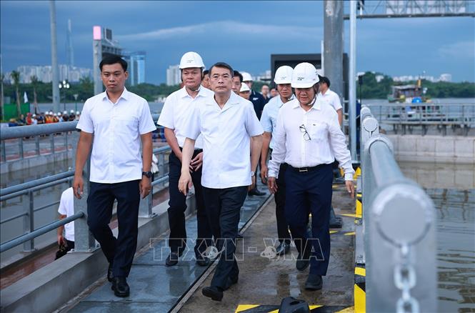 Thủ tướng Lê Minh Hưng kiểm tra Dự án chống ngập do triều cường khu vực TP Hồ Chí Minh có xét tới biến đổi khí hậu, tại phường Xóm Chiếu. Ảnh: Dương Giang – TTXVN 