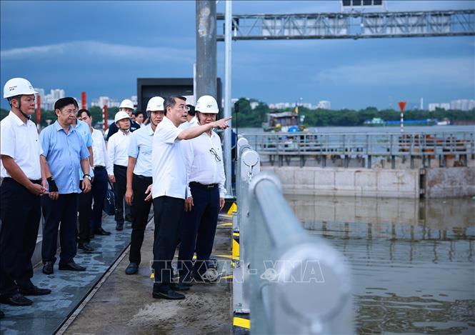 Thủ tướng Lê Minh Hưng kiểm tra Dự án chống ngập do triều cường khu vực TP Hồ Chí Minh có xét tới biến đổi khí hậu, tại phường Xóm Chiếu. Ảnh: Dương Giang – TTXVN 