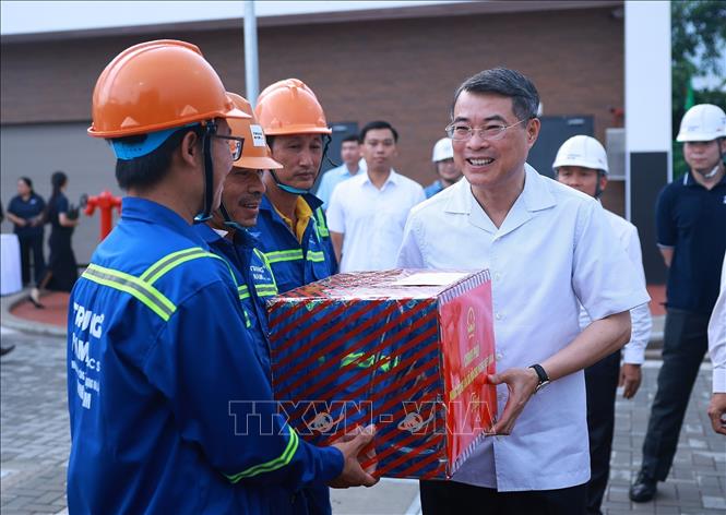 Thủ tướng Lê Minh Hưng tặng quà cho đơn vị vận hành Dự án chống ngập do triều cường khu vực TP Hồ Chí Minh có xét tới biến đổi khí hậu. Ảnh: Dương Giang – TTXVN 