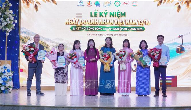 Phó Bí thư Tỉnh ủy An Giang, Chủ tịch HĐND tỉnh Trần Thị Thanh Hương và lãnh đạo Trung tâm Xúc tiến Đầu tư, Thương mại và Du lịch An Giang trao quyết định chương trình hành động của Liên minh các Hiệp hội của tỉnh. Ảnh: Văn Sĩ - TTXVN                             