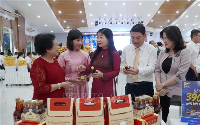 Lãnh đạo Tỉnh ủy, UBND tỉnh An Giang tham quan gian hàng trưng bày tại Lễ kỷ niệm Ngày Doanh nhân Việt Nam. Ảnh: Văn Sĩ - TTXVN                                  