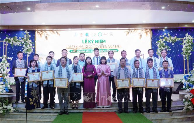 Phó Bí thư Tỉnh ủy An Giang, Chủ tịch HĐND tỉnh Trần Thị Thanh Hương tặng Bằng khen của Chủ tịch UBND tỉnh cho các cá nhân. Ảnh: Văn Sĩ - TTXVN                                