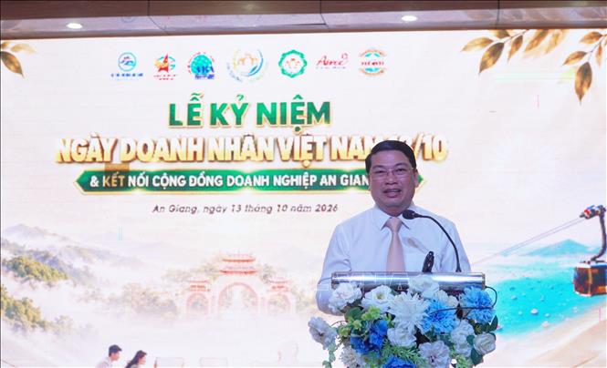 Phó Chủ tịch UBND tỉnh An Giang Lê Trung Hồ phát biểu tại Lễ kỷ niệm Ngày Doanh nhân Việt Nam
Ảnh: Văn Sĩ - TTXVN                                