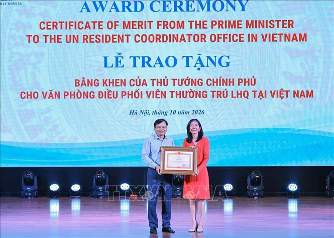 Ông Nguyễn Hoàng Hiệp, Thứ trưởng Bộ Nông nghiệp và Môi trường trao bằng khen của Thủ tướng Chính phủ cho Văn phòng Điều phối viên thường trú của LHQ tại Việt Nam. Ảnh: Lê Đông - TTXVN