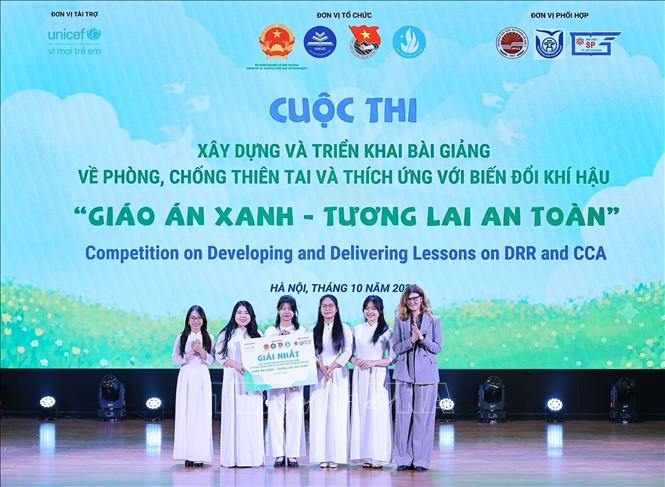 Bà Silvia Danailov - Trưởng đại diện UNICEF tại Việt Nam trao giải nhất Cuộc thi Xây dựng và phât triển khai bài giảng về phòng, chống thiên tai và thích ứng với biến đổi khí hậu cho Đội mầm xanh (Khoa giáo dục mầm non, Trường Đại học Sư phạm Hà Nội). Ảnh: Lê Đông - TTXVN