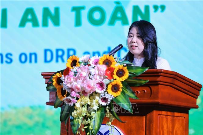 Đại diện Đội mầm xanh (Khoa giáo dục mầm non, Trường Đại học Sư phạm Hà Nội) chia sẻ tại buổi lễ. Ảnh: Lê Đông - TTXVN