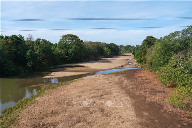 Một con sông khô cạn nước tại Polonnaruwa, Sri Lanka. Ảnh: THX/TTXVN phát