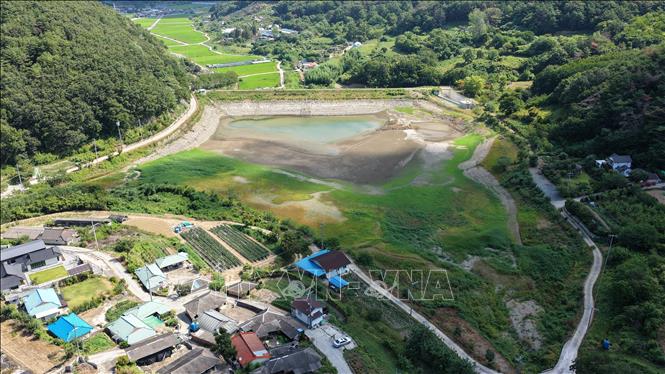 Một hồ chứa khô cạn ở tỉnh Nam Gyeongsang, Hàn Quốc. Ảnh: Yonhap/TTXVN phát
