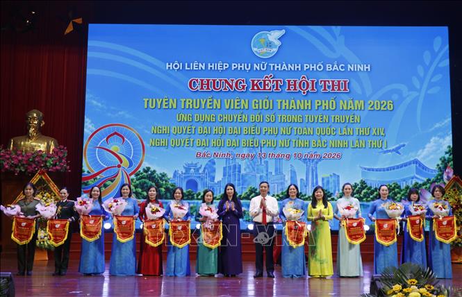 Ban tổ chức trao cờ lưu niệm cho các đội. Ảnh: Thanh Thương- TTXVN