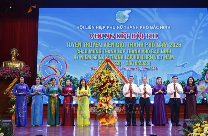 Các đồng chí lãnh đạo thành phố Bắc Ninh tặng hoa chúc mừng Hội thi. Ảnh: Thanh Thương- TTXVN