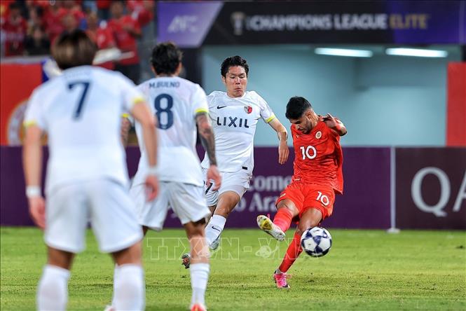 Tiền vệ Léo Artur (số 10, CLB Công an Hà Nội) tung cú sút trước sự áp sát của hàng phòng ngự Kashima Antlers (Nhật Bản). Ảnh: Phạm Tuấn Anh - TTXVN