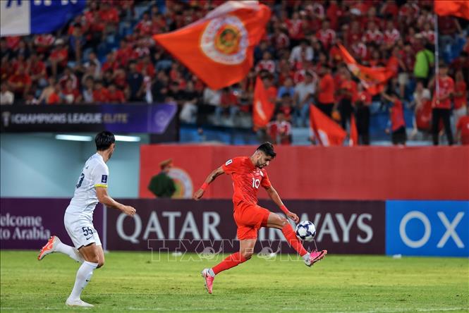 Léo Artur (số 10, CLB Công an Hà Nội) khống chế bóng trong tình huống tấn công trước Kashima Antlers (Nhật Bản). Ảnh: Phạm Tuấn Anh - TTXVN