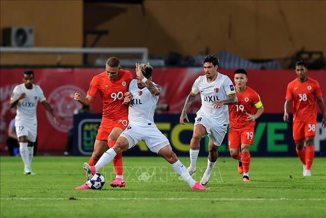 Tiền đạo Brayan Perea (số 90, CLB Công an Hà Nội) tranh chấp bóng quyết liệt với cầu thủ Kashima Antlers (Nhật Bản). Ảnh: Phạm Tuấn Anh - TTXVN