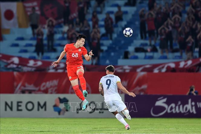 Trung vệ Bùi Hoàng Việt Anh (số 68, CLB Công an Hà Nội) bật cao tranh chấp bóng với tiền đạo Léo Ceará (số 9, Kashima Antlers). Ảnh: Phạm Tuấn Anh - TTXVN