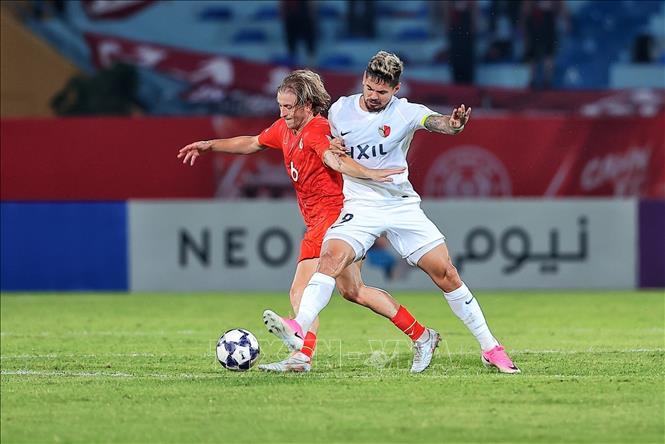 Tiền vệ Stefan Mauk (số 6, CLB Công an Hà Nội) tranh chấp bóng với tiền đạo Léo Ceará (số 9, Kashima Antlers). Ảnh: Phạm Tuấn Anh - TTXVN