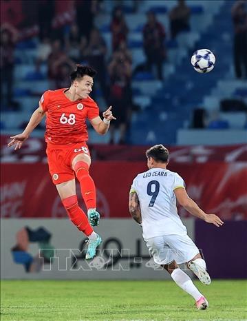 Trung vệ Bùi Hoàng Việt Anh (số 68, CLB Công an Hà Nội) bật cao tranh chấp bóng với tiền đạo Léo Ceará (số 9, Kashima Antlers). Ảnh: Phạm Tuấn Anh - TTXVN