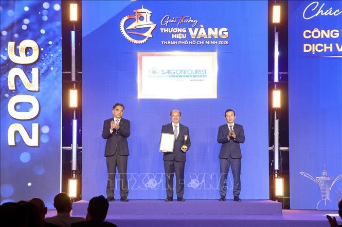 Ông Nguyễn Lộc Hà, Phó Chủ tịch thường trực UBND TP. Hồ Chí Minh cùng Ban tổ chức trao giải thưởng “Thương hiệu Vàng Thành phố Hồ Chí Minh” lần thứ 6 - năm 2026 cho Công ty Lữ hành Du lịch Sài Gòn. Ảnh: Thanh Vũ – TTXVN
