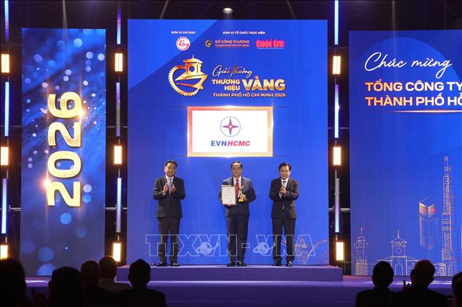 Ông Nguyễn Lộc Hà, Phó Chủ tịch thường trực UBND TP. Hồ Chí Minh cùng Ban tổ chức trao giải thưởng “Thương hiệu Vàng Thành phố Hồ Chí Minh” lần 6 năm 2026 cho Tổng công ty Điện lực TP. Hồ Chí Minh (EVNHCMC). Ảnh: Thanh Vũ – TTXVN
