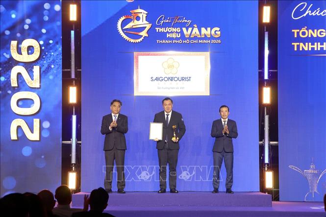 Ông Nguyễn Lộc Hà, Phó Chủ tịch thường trực UBND TP. Hồ Chí Minh cùng Ban tổ chức trao giải thưởng “Thương hiệu Vàng Thành phố Hồ Chí Minh” lần 6 năm 2026 cho Tổng Công ty Du lịch Sài Gòn. Ảnh: Thanh Vũ – TTXVN
